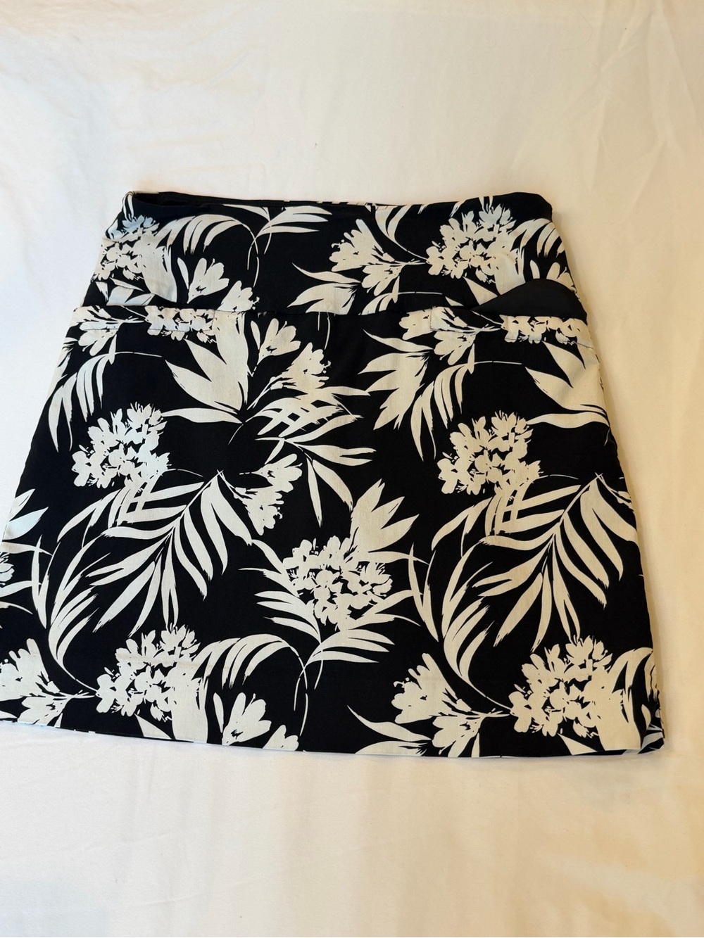S.C. & Co. Women’s M Black White Floral Skort Built In Shorts Pull On Stretch